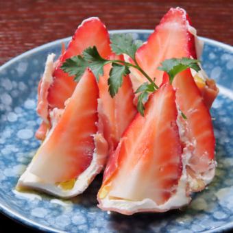 草莓和奶酪裹在意大利熏火腿里