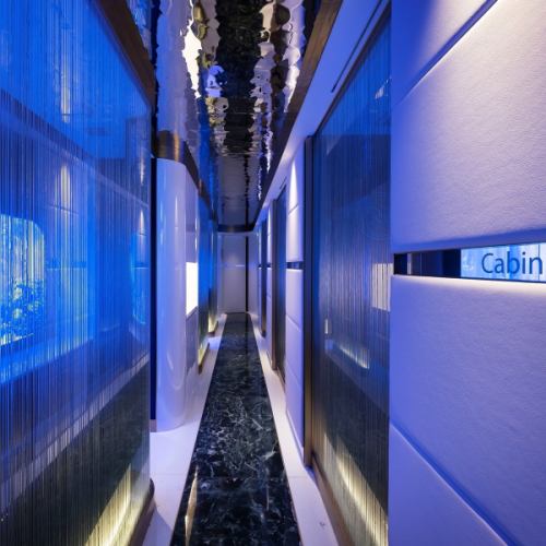 A private room section surrounded by aquariums as a sister store that won the world's largest design award, Italy A'design award, space design category aquarium dining.The huge aquarium lit up with the concept of "submarine" + "luxury liner cabin" and the lighting adjustment inside the store create a romantic atmosphere.