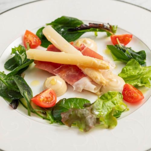 White asparagus and raw ham salad