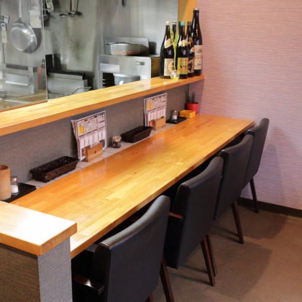On the 1st floor there are 2 seats for the counter seating and the 4 people table seating that feels sober.【Maximum atmosphere】 The interior of the store where you can feel the warmth of wood with warm lighting has a fairly calm atmosphere! You can use it for dating and special anniversary.