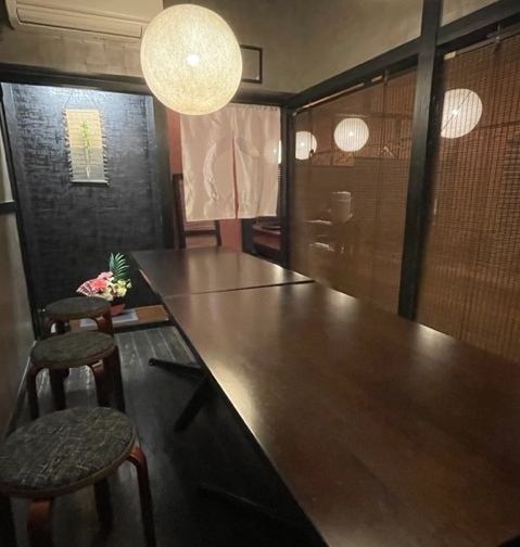 2Fには木を基調にした落ち着いた半個室6名様~10名様の座敷がございます。周りの方を気にせず楽しめる半個室。ご希望の場合は事前予約をおすすめしております。