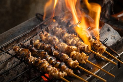 常連さんに大人気の鶏皮!定番しお焼きもよし、特製タレに漬けて回し焼きしたタレ焼きも絶品♪