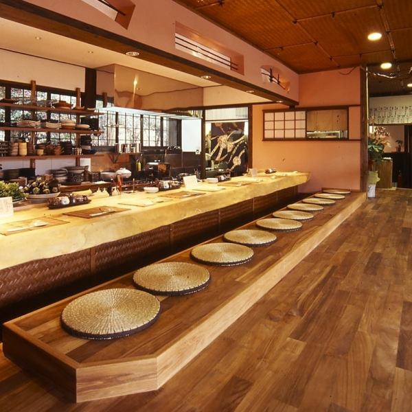 【店主こだわりのカウンター】イチョウの木の一枚板でできたカウンターは店主こだわりのポイント。気さくな店主とお話しながらお食事を愉しめます。カウンターでも広いお席で掘りごたつのため、ごゆっくりとおくつろぎいただけます。ぜひ平戸牛ステーキや新鮮な鮮魚・野菜と、季節の食材をお愉しみください。