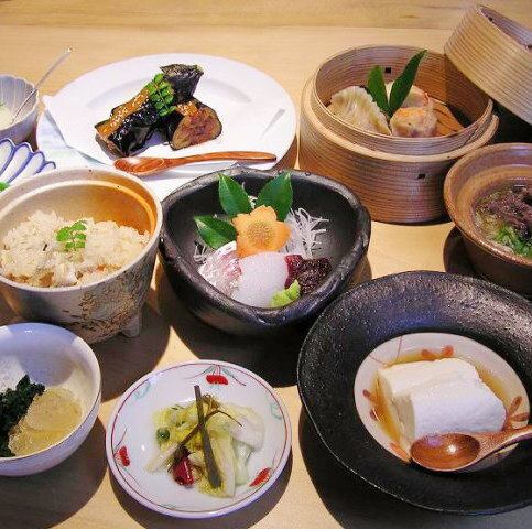 季節に応じたコース料理をご用意しております。