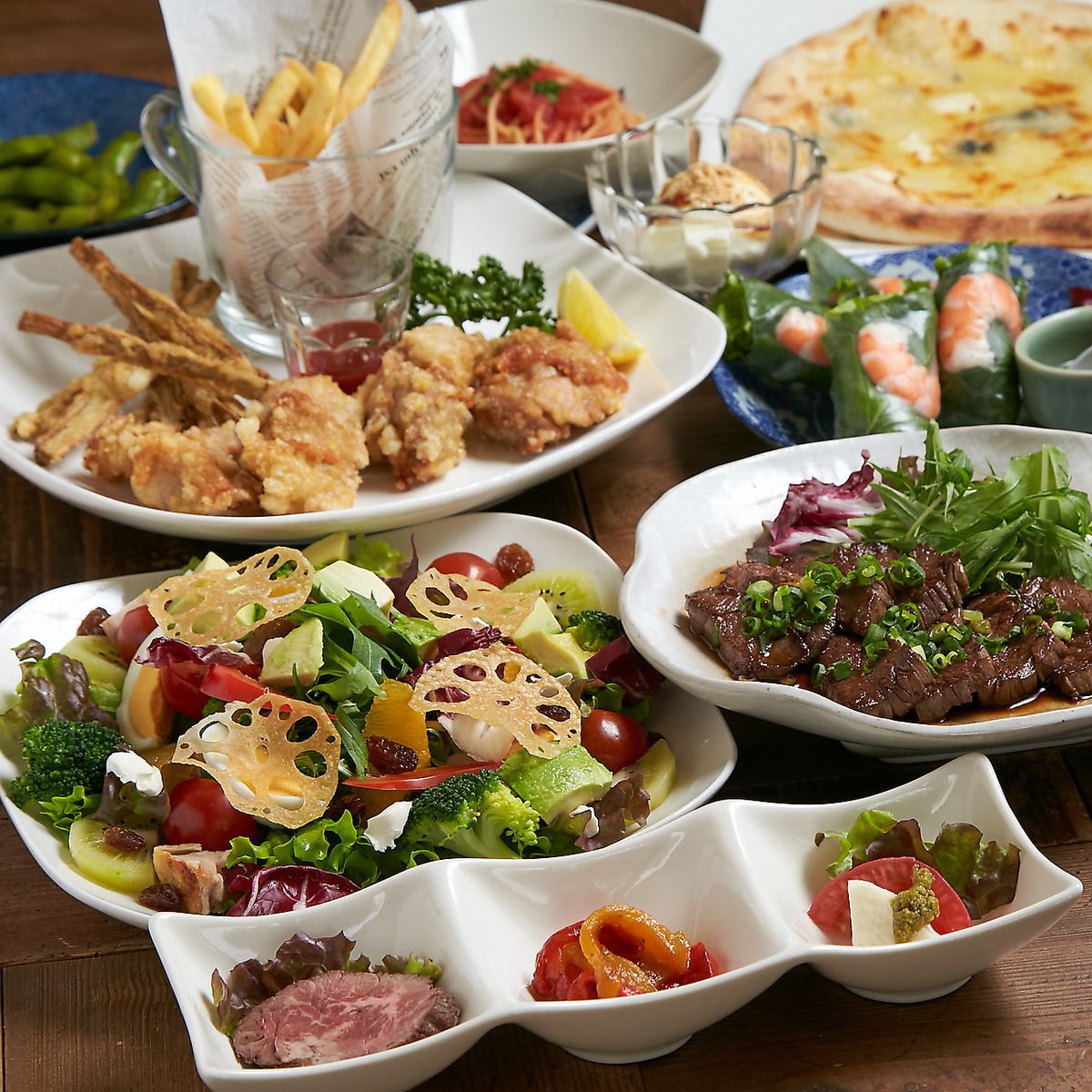 オシャレな空間でこだわりの多国籍料理を！