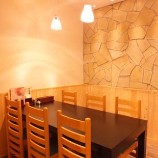 Semi-private rooms with table seats are also available! All seats are equipped with acrylic partitions, so you can enjoy your meal with peace of mind!