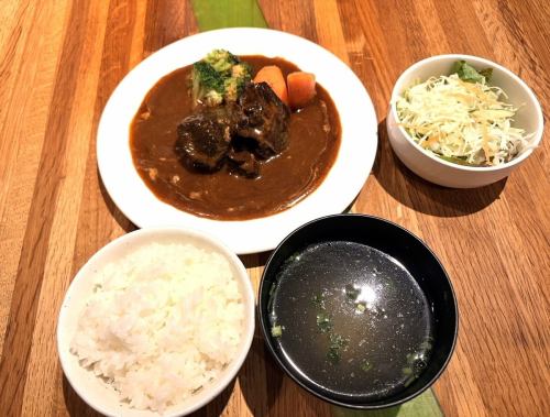 ☆新メニュー☆牛タンシチュー1,300円（税込）
