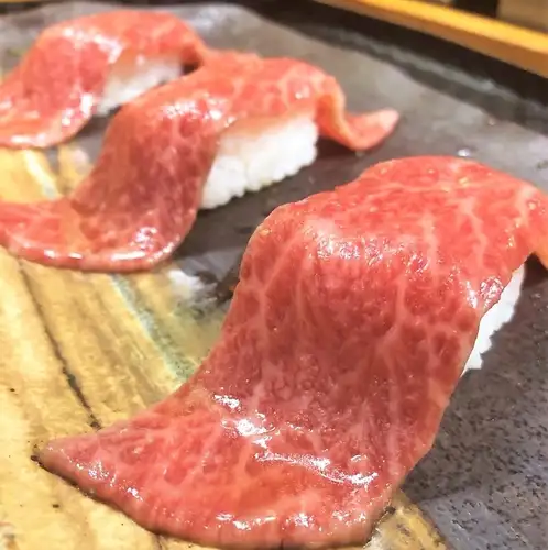 目の前で広がる芳醇な香りのとろける特選石垣牛炙り寿司