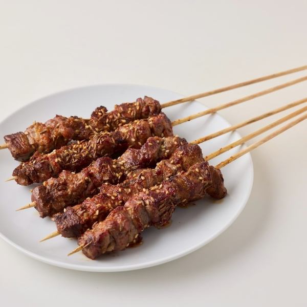 炭火でじっくり焼き上げたボリューム感満点の「ラムの串焼き」をぜひお試しください♪