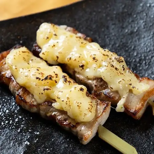 Cheese-covered pork belly skewers (2 skewers)