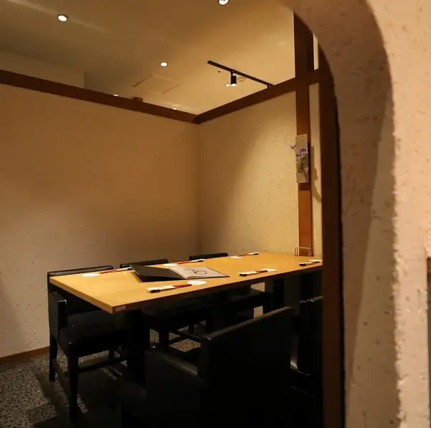 【完全個室あり】少人数様からご利用いただけるプライベート個室を完備!落ち着いた和の空間で、周りを気にせずゆったりとお食事をお愉しみいただけます。デートや女子会、会社の少人数飲み会など、気心の知れた仲間とのプライベートなひとときに最適です◎
