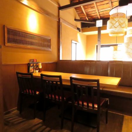 The beams spread across the ceiling, creating a calming space typical of an old folk house.Please spend a special time feeling the warmth of wood.Easy to access as it is a 5 minute walk from Fushimi Station