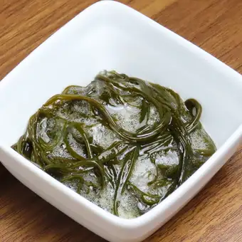 一道让人联想起能登海的菜肴：【醋汁能登黑海藻】