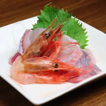 能登市一道与酒类饮品堪称绝配的美味佳肴：用酱油腌制的甜虾。