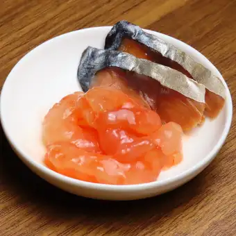 能登市引以为傲的发酵美食：鲭鱼发酵粉（Saba Heshiko）。