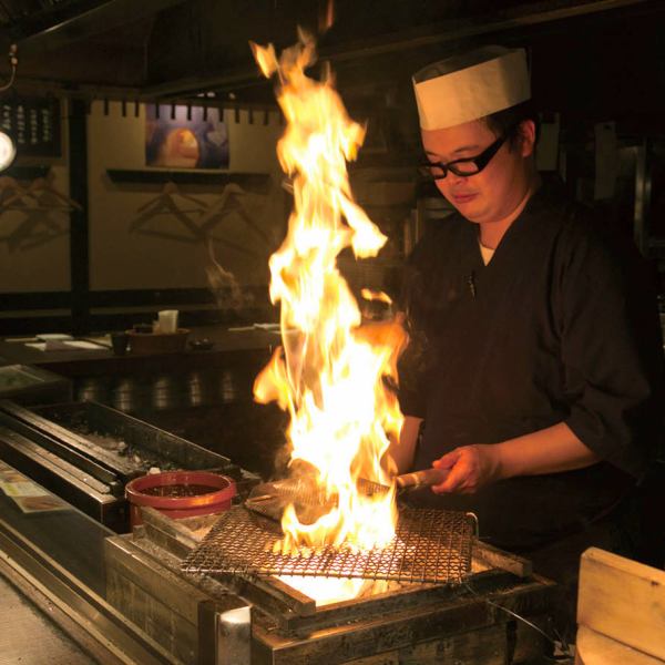 オープンキッチンで目の前仕上げ！ベテラン職人が丁寧に焼き上げます。お料理だけでなく、香りから楽しめます！