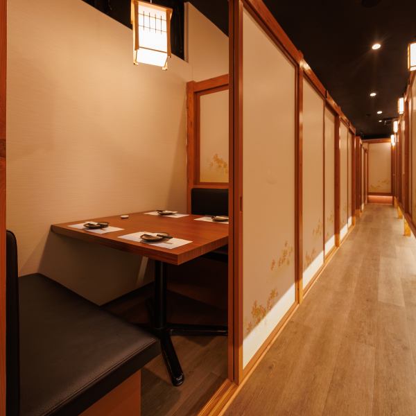 【扉付き完全個室】和の情緒溢れるお席はトビラ付き完全個室、仕切りを外して大人数の宴会でもご利用頂けます。ゆったりと足を伸ばしてくつろぎながら、当店自慢の料理やお酒をお楽しみ下さい。飲放題付きの宴会プランも各種ご用意しており、コース値引きなどお得なクーポン券もご利用いただけます♪