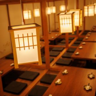 我們設有一間可容納2至4人的私人私人房間!包廂內燈光柔和,環境安靜,是約會、閨蜜聚會、週年紀念等活動的理想選擇!您可以盡情放鬆,無需擔心打擾他人。