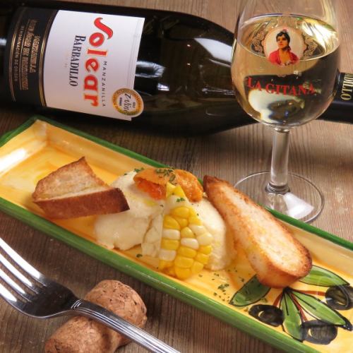 [Various à la carte dishes] Spanish wine together.