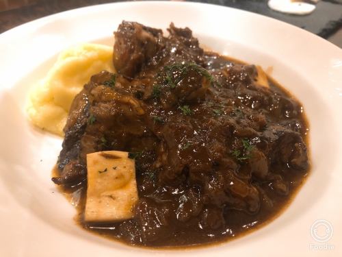 Braised beef tail in red wine