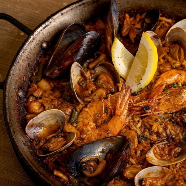【当店名物！国産食材の旨みをギュッと閉じ込めた『定番のパエリア』】迫力満点の一品