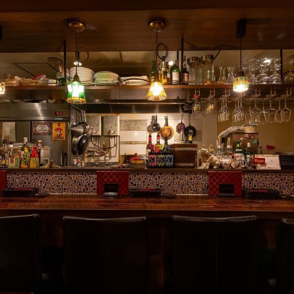 ワインをゆっくり愉しめるカウンターもご用意。お一人飲みも大歓迎です。料理を引き立てるワインは、本場スペイン産を取り寄せています。甘口から辛口まで豊富な取り揃えも魅力。果物をたっぷり漬けこんだ『自家製サングリア』は、フルーティーな甘みがクセになります。