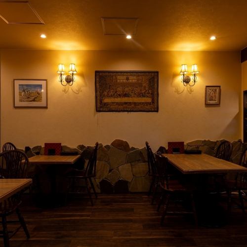 女子会・ファミリー・カップルでもご堪能できる綺麗・上質な店舗となっております。お席を自由に結合も出来るのでどんな人数でもお気軽にご相談ください。