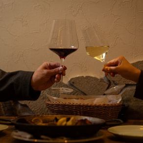 女子会・ファミリー・カップルでもご堪能できる綺麗・上質な店舗となっております。お席を自由に結合も出来るのでどんな人数でもお気軽にご相談ください。