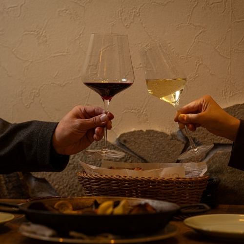 女子会・ファミリー・カップルでもご堪能できる綺麗・上質な店舗となっております。お席を自由に結合も出来るのでどんな人数でもお気軽にご相談ください。