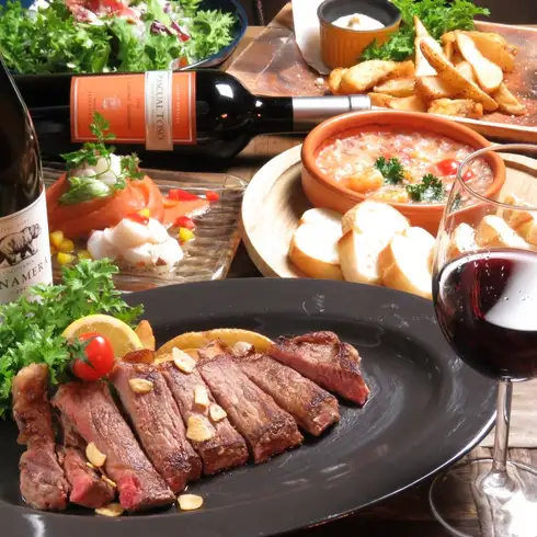 肉バルセットやグリル料理が上質空間とマッチ。時を忘れる瞬間。