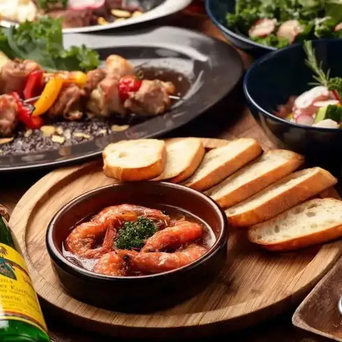 自慢の肉料理と店主おすすめカクテルのマリアージュを楽しめます