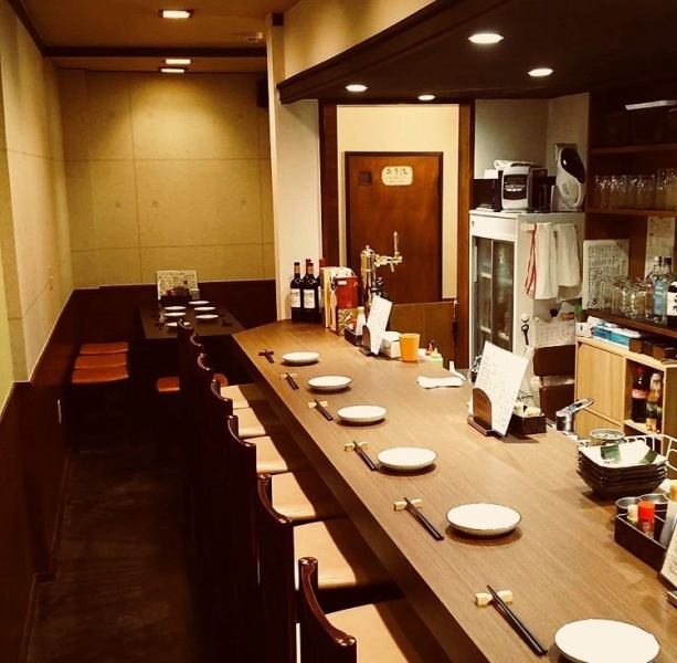大型ＴＶ完備のカウンター席は、お仕事終わりの1人飲みに人気。居心地の良いオープンカウンターは時を忘れてついつい長居してしまう事間違いなし♪