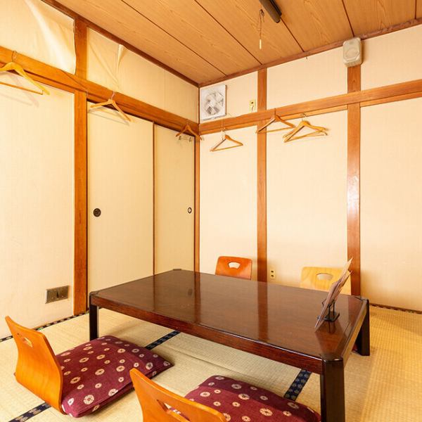 足を伸ばしてゆったりと寛げる半個室(座敷)をご用意しております。周囲を気にせずお食事ができる落ち着いた空間は、お子様連れのご家族や、深い話をしたい少人数での飲み会にもおすすめです◎また、全席で紙タバコを含め喫煙が可能となっておりますので、お煙草を吸われる方もストレスなくお過ごしいただけます♪