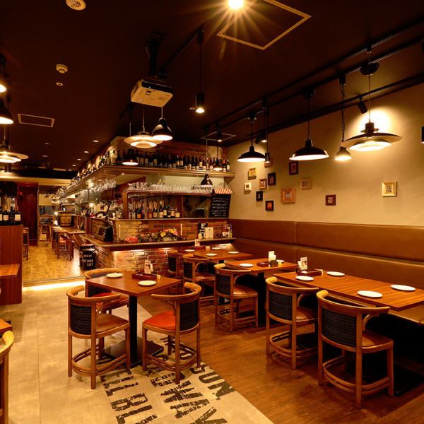 [Dining in a spacious and spacious space ♪] The interior, lighting, and interior are all detailed, and the interior is reminiscent of New York, with comfortable table seats.You can secure a space between your seats and enjoy your meal in a spacious space.Recommended for various occasions such as lunch, after-work drinking parties, and girls' night out!