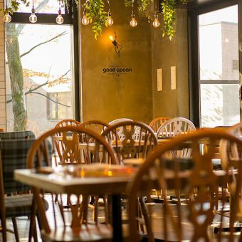 宽敞而现代的内饰。实木桌子为现代室内增添了柔和感。自然的感觉和都市的风格融合在一起，气氛就像纽约的小餐馆。
