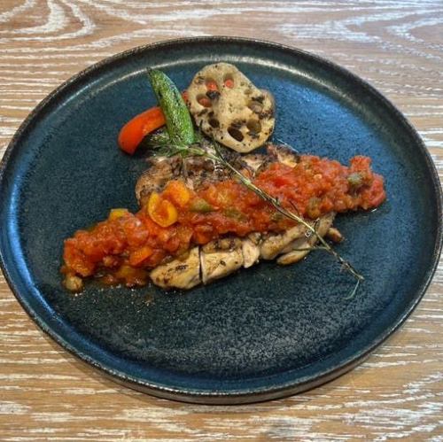鶏もも肉のグリル　トマトアラビアータソース