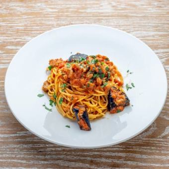 番茄酱香肠和炸茄子