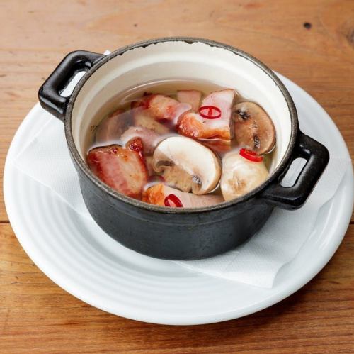 ベーコンとマッシュルームのアヒージョ