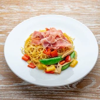 季節野菜と生ハムのペペロンチーノ