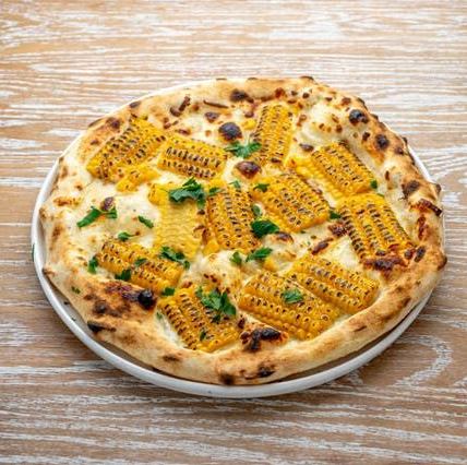 一塊撒滿玉米的黃色披薩