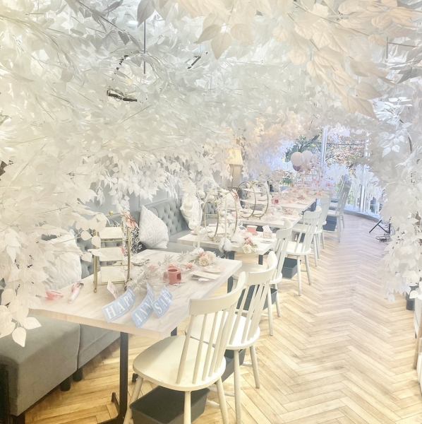 HAUTE COUTURE CAFE is located along the Meguro River, a 6-minute walk from Nakameguro, and its interior, which changes with the seasons, creates a fantastical space that looks like a fairy is flying around.