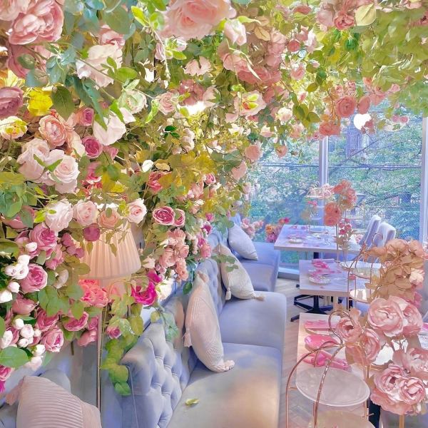 Depending on the theme of the time, you may find yourself in a romantic world where roses spread out all over the place, making you feel like you've wandered into a picture book.A variety of pink roses, mainly dull pink, decorate the interior of the store in an arch shape.