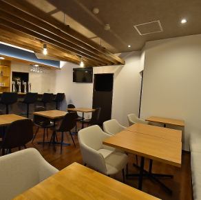 24名～35名様までの貸切が可能。誕生日パーティーや歓送迎会、女子会、ファミリーでの集まりなど幅広いシーンに対応します。モロッコの雑貨とランプが彩る非日常空間で、料理とクラフトビールを囲みながら特別な時間を演出。たまプラーザ駅近でアクセスも便利です。。※写真は系列店。