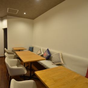 モロッコの装飾が彩る半個室をご用意。6名～8名様まで利用可能で、女子会やファミリー利用、誕生日・記念日などの特別なシーンにも人気です。温かみのある照明と異国情緒あふれる空間で、周りを気にせずゆったりとお食事をお楽しみいただけます。たまプラーザ駅近でアクセスも便利。※写真は系列店。