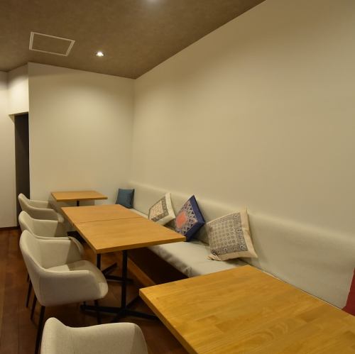 モロッコの装飾が彩る半個室をご用意。6名～8名様まで利用可能で、女子会やファミリー利用、誕生日・記念日などの特別なシーンにも人気です。温かみのある照明と異国情緒あふれる空間で、周りを気にせずゆったりとお食事をお楽しみいただけます。たまプラーザ駅近でアクセスも便利。※写真は系列店。