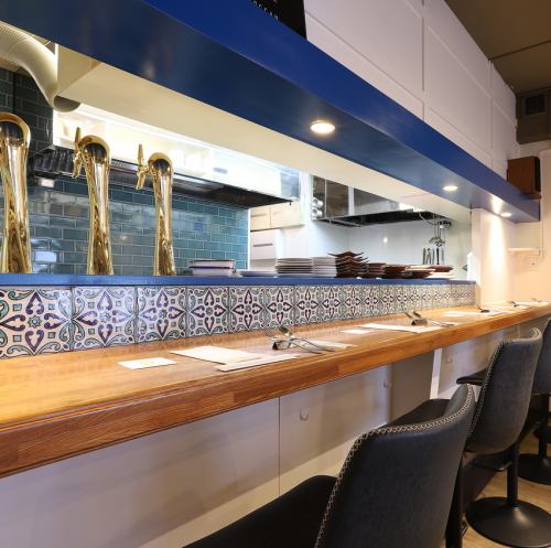 異国情緒あふれるモロッコランプが灯るカウンター席は、デートやお一人様利用にも人気。バーテンダーとの会話を楽しみながら、クラフトビールやワインをゆったり味わえます。木の温もりを感じる落ち着いた空間で、カフェタイムにもぴったり。たまプラーザで大人の時間をお楽しみください。