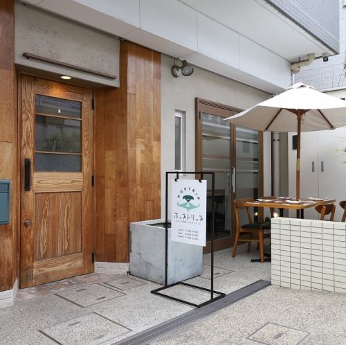 開放的なテラス席では、ペット同伴でのお食事もOK。昼は陽光が差し込む心地よいカフェ空間として、夜はライトアップされたおしゃれな雰囲気に。女子会やデート、ファミリー利用にも人気です。たまプラーザで愛犬と一緒に過ごせる貴重なモロッコ風テラスです。