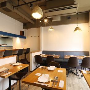 モロッコの装飾が彩る半個室をご用意。6名～8名様まで利用可能で、女子会やファミリー利用、誕生日・記念日などの特別なシーンにも人気です。温かみのある照明と異国情緒あふれる空間で、周りを気にせずゆったりとお食事をお楽しみいただけます。たまプラーザ駅近でアクセスも便利。