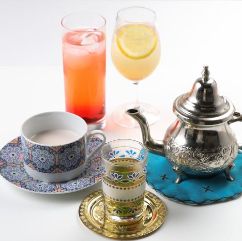 自家製クラフトコーラやブランマンジェなど彩り豊かなモロッコ風ドリンク