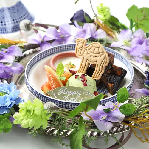 *A cute celebratory plate decorated with Moroccan-style plates*